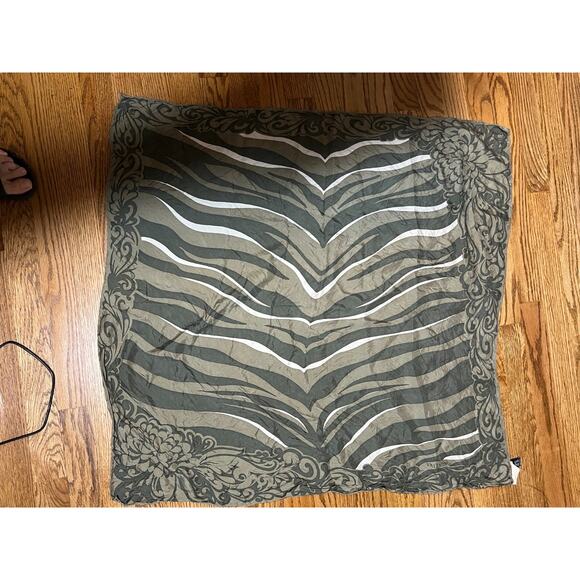 Valentino Khaki Green 100% Silk Scarf 34" x 32" Made in Italy - Picture 7 of 7